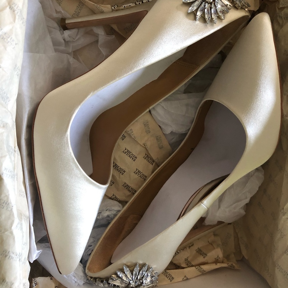 Badgley mischka heeled pumps